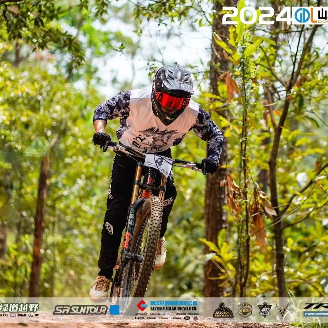 أحذية خفيفة مسطحة للرجال من AV - مراجعة Mountain Biking Videos وسعره
